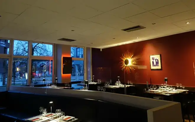 Einstein Restaurant Gastraum am Abend
